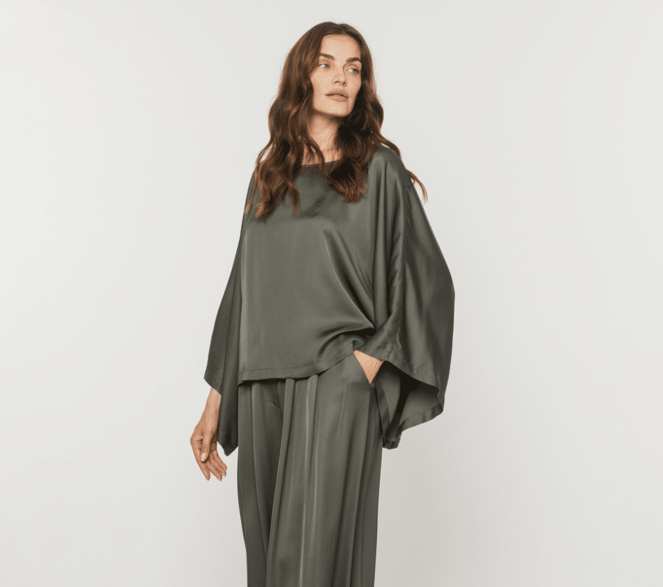 Wizualizacja kobiety w luźnym satynowym zestawie z bluzką kimono i szerokimi spodniami w kolorze khaki