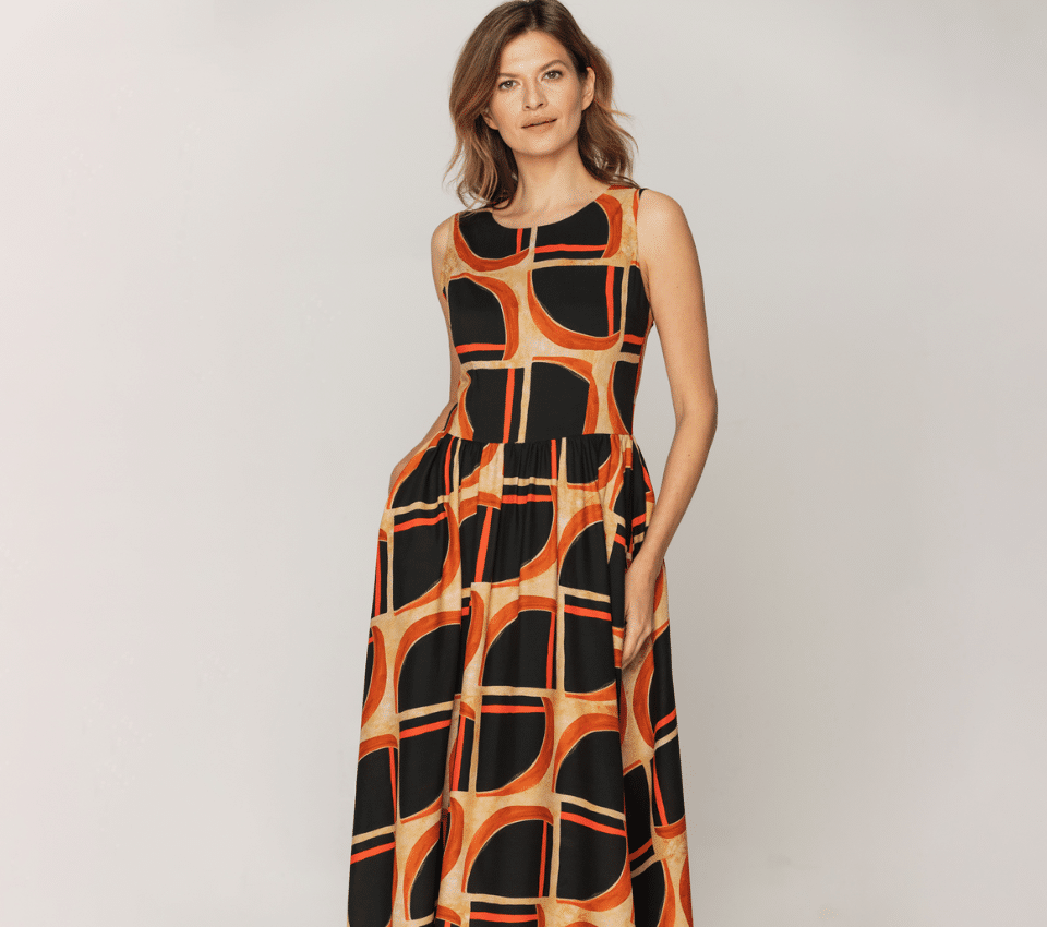 Wizualizacja kobiety w długiej sukience maxi bez rękawów w czarno-pomarańczowy geometryczny wzór