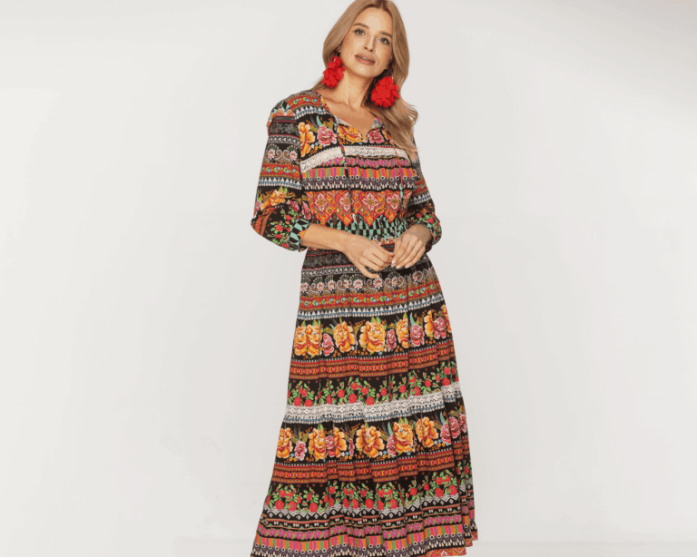 Wizualizacja kobiety w długiej sukience maxi z falbanami w etniczne wielokolorowe wzory