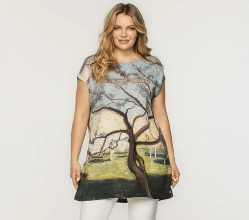 Wizualizacja kobiety w długiej tunice z krótkim rękawem z nadrukiem drzewa