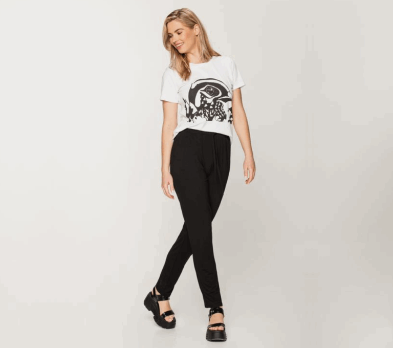 Wizualizacja kobiety w białym T-shircie z nadrukiem i dopasowanych czarnych spodniach