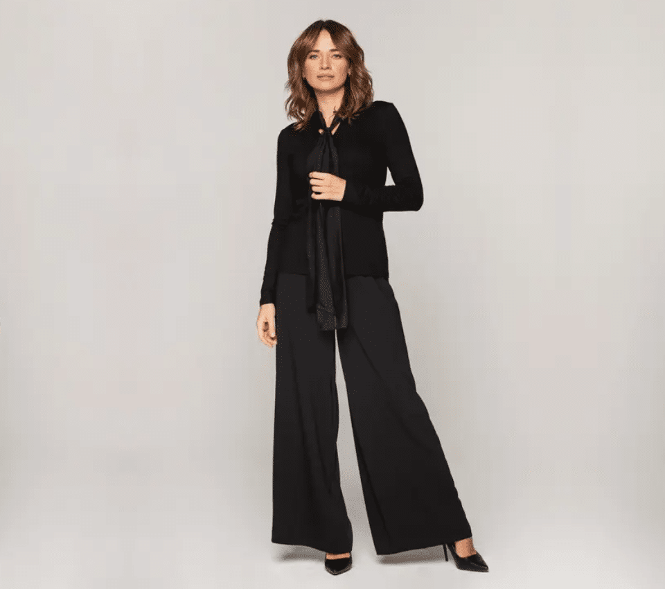 Wizualizacja kobiety w czarnym kardiganie i szerokich spodniach z wysokim stanem