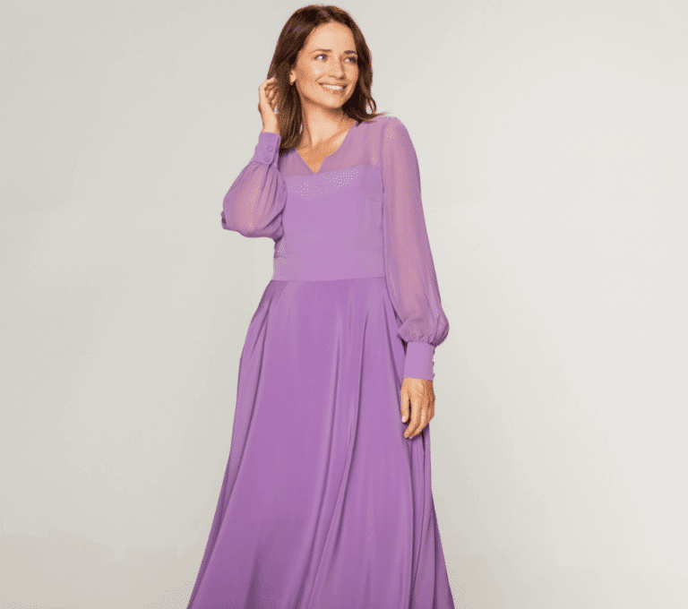 Wizualizacja kobiety w długiej fioletowej sukience maxi z dekoltem V i przezroczystymi rękawami