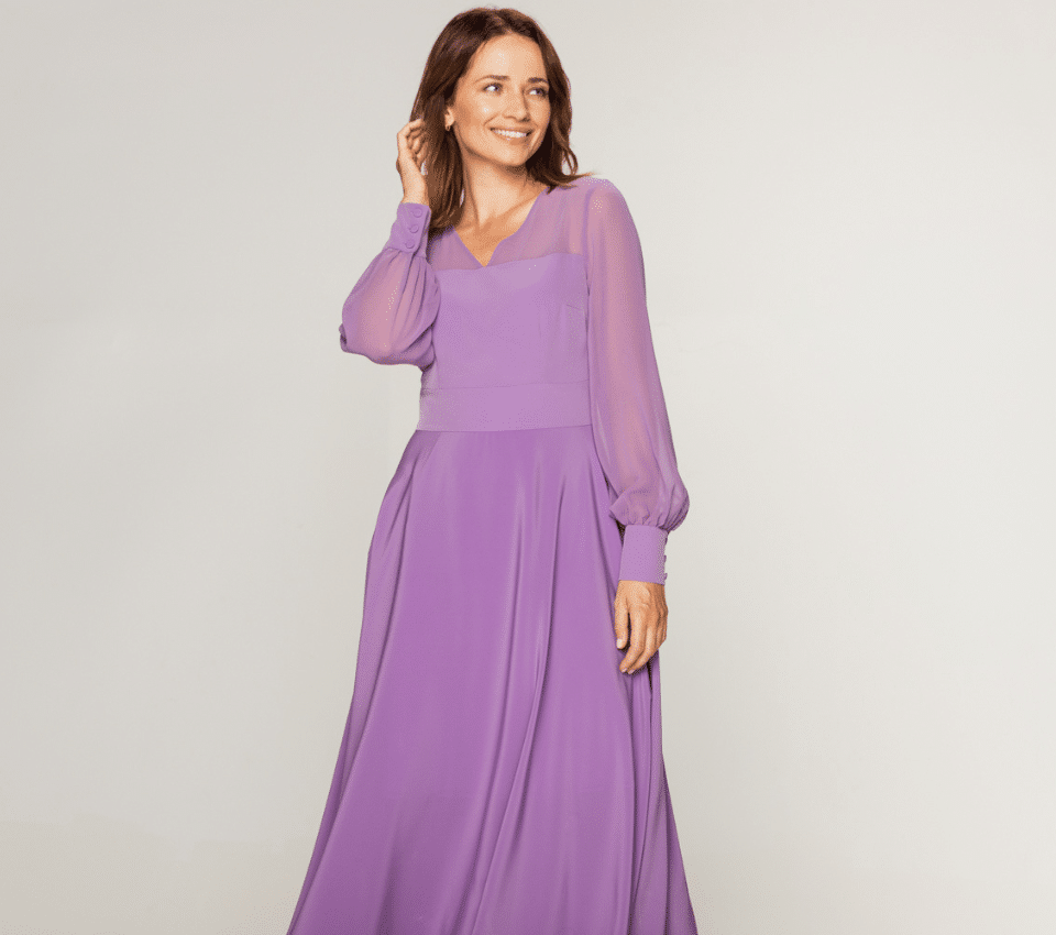 Wizualizacja kobiety w długiej fioletowej sukience maxi z dekoltem V i przezroczystymi rękawami