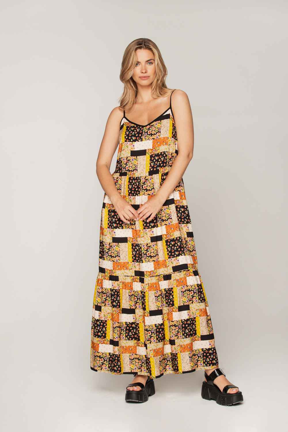 Sukienka na ramiączkach patchworkowej tkaniny