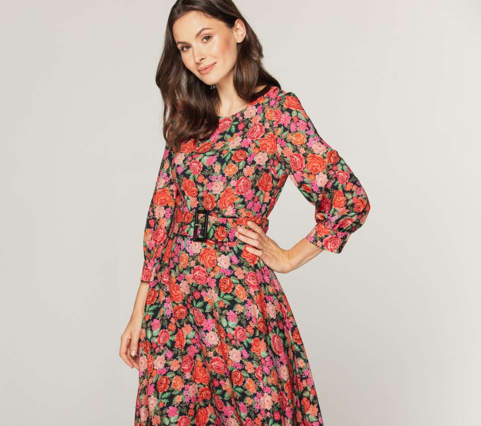 Wizualizacja kobiety w sukience midi w intensywny kwiatowy wzór z paskiem w talii