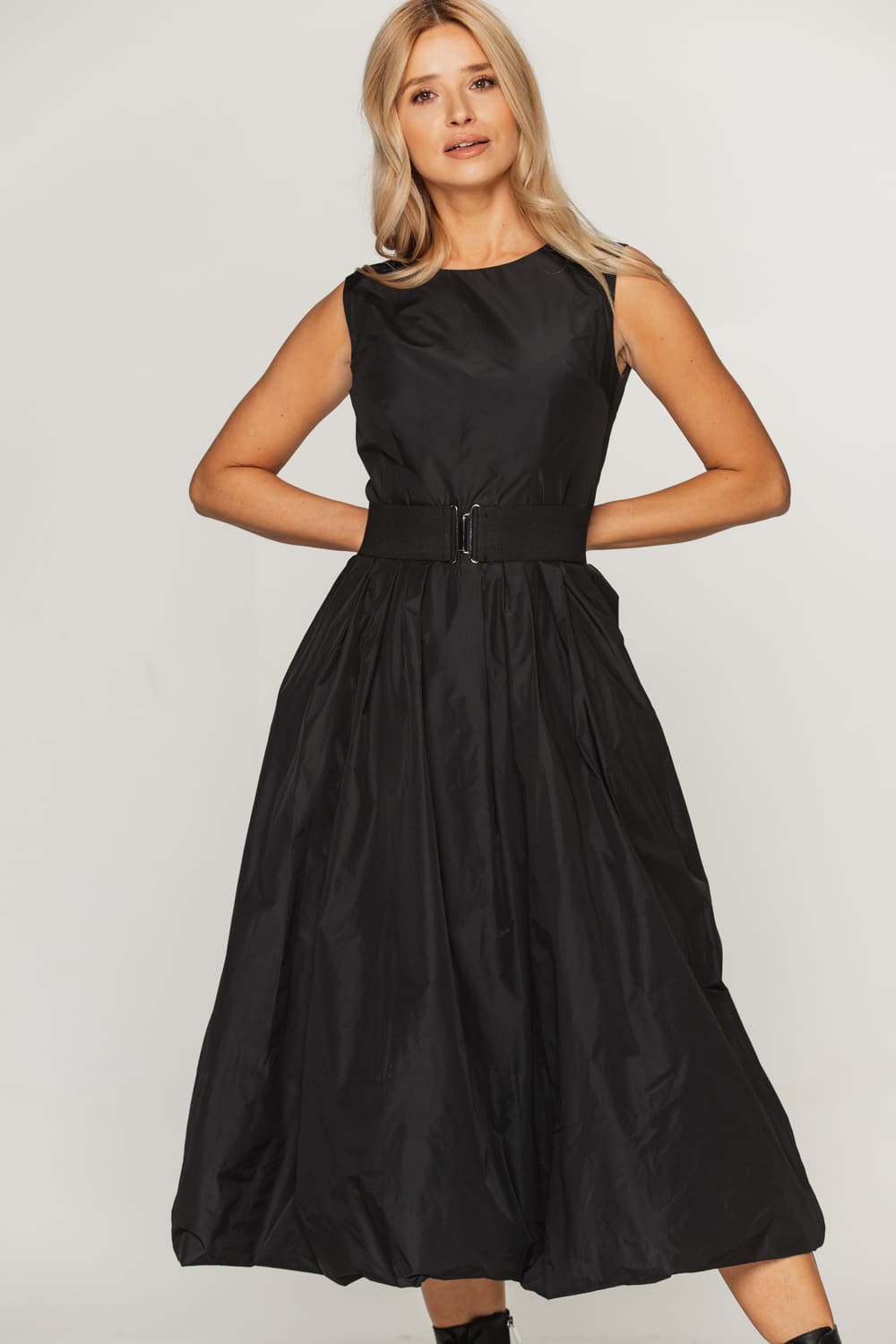 Taftowa czarna sukienka