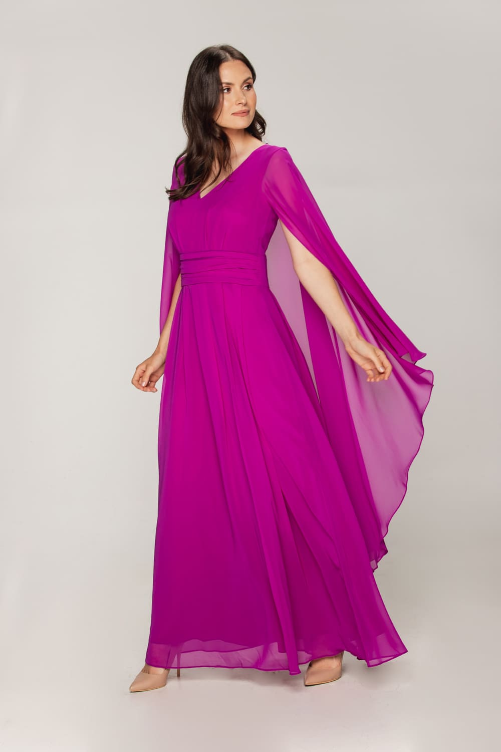 Fioletowa sukienka z peleryną