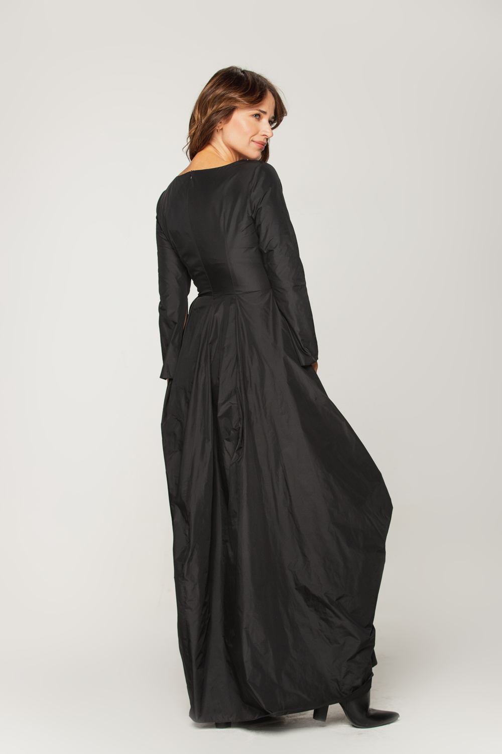 Balowa sukienka z czarnej tafty
