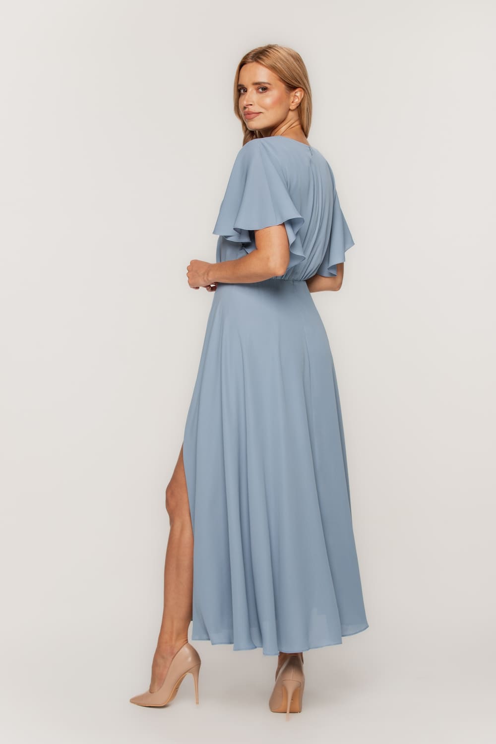Zwiewna błękitna sukienka