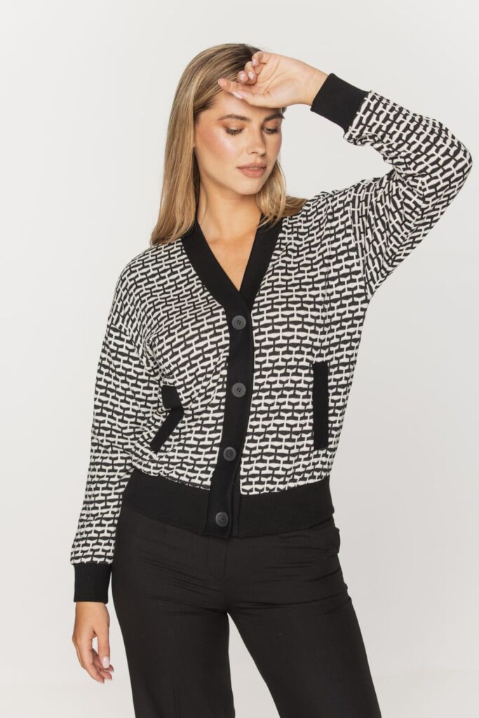 Sweter w czarno-biały wzór