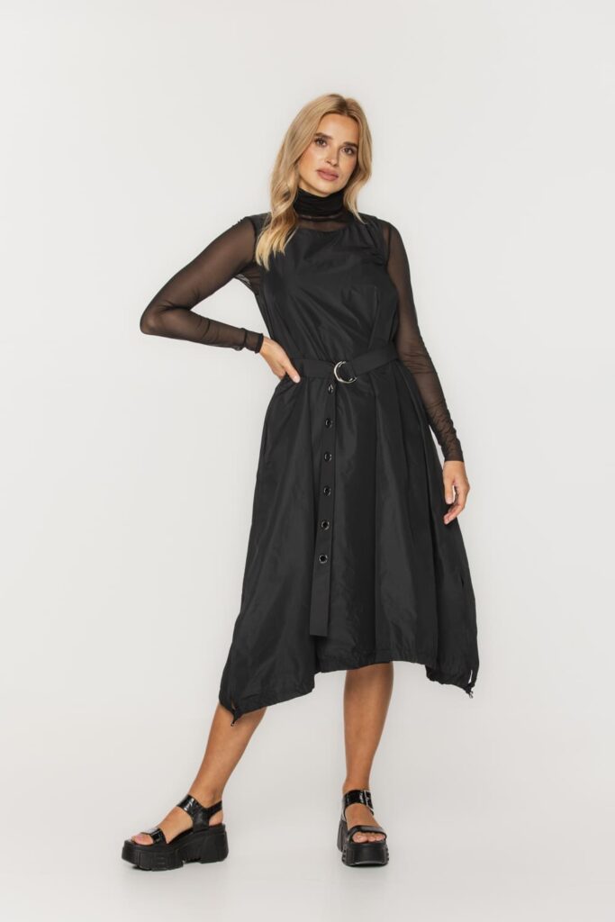 Taftowa czarna sukienka z paskiem