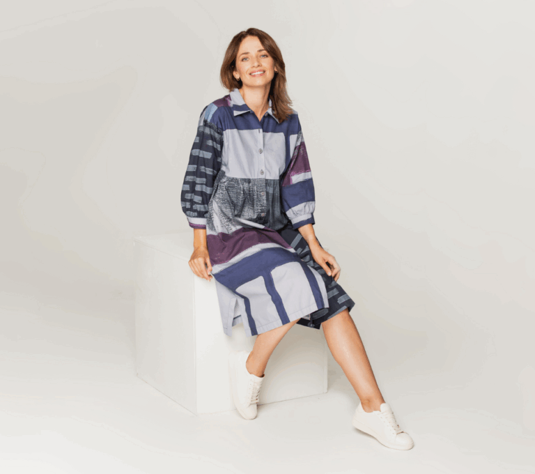 Wizualizacja kobiety w sukience koszulowej midi w kolorową, geometryczną kratę, z długimi rękawami