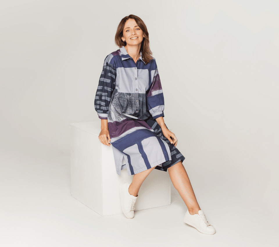 Wizualizacja kobiety w sukience koszulowej midi w kolorową, geometryczną kratę, z długimi rękawami