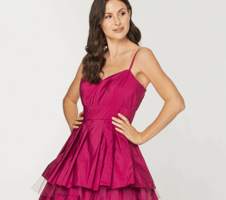 Wizualizacja kobiety w fuksjowej, krótkiej sukience koktajlowej na cienkich ramiączkach, z drapowanym gorsetem i falbanami