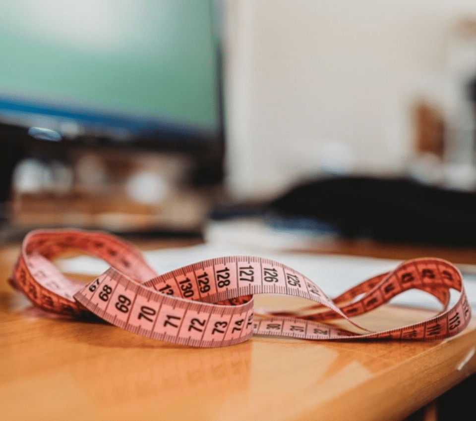 Wizualizacja centymetra krawieckiego na biurku