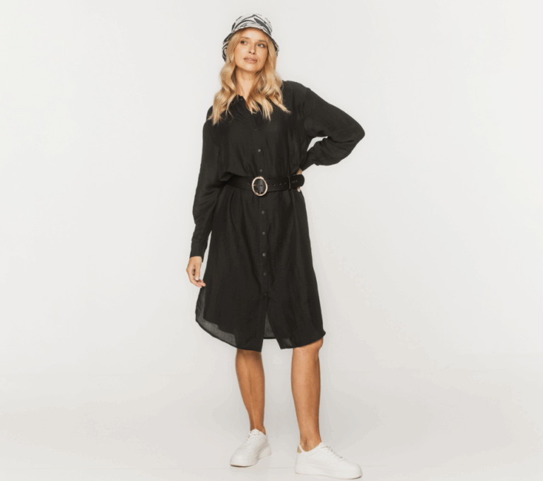 Wizualizacja kobiety w czarnej sukience koszulowej midi, z długim rękawem, przewiązanej szerokim paskiem z ozdobną klamrą