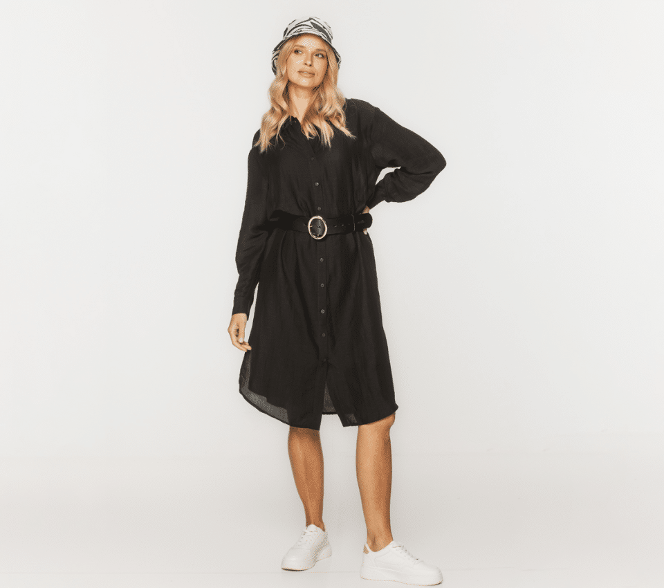 Wizualizacja kobiety w czarnej sukience koszulowej midi, z długim rękawem, przewiązanej szerokim paskiem z ozdobną klamrą