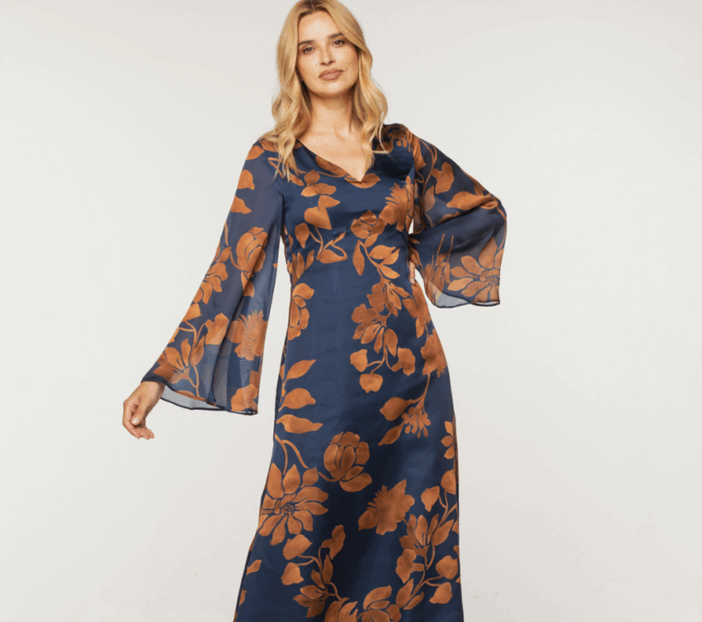 Wizualizacja kobiety w granatowej sukience maxi w pomarańczowe kwiaty, z dekoltem V i szerokimi rękawami typu dzwon
