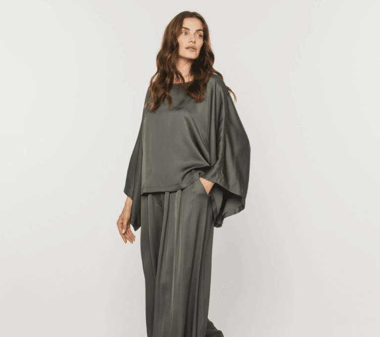 Wizualizacja kobiety w satynowym, oliwkowym komplecie, z bluzką kimono o luźnych rękawach i szerokimi spodniami