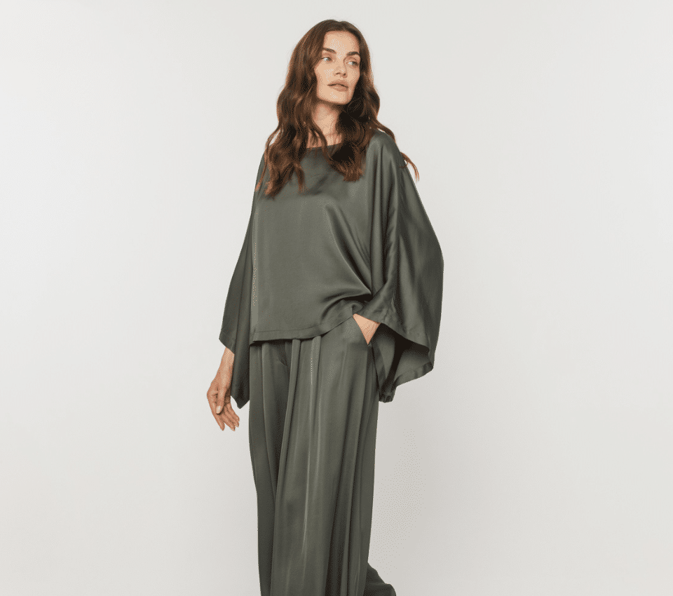 Wizualizacja kobiety w satynowym, oliwkowym komplecie, z bluzką kimono o luźnych rękawach i szerokimi spodniami
