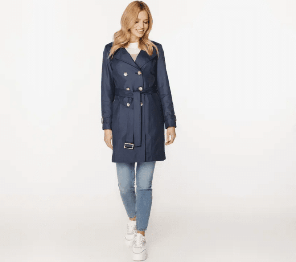 Wizualizacja kobiety w granatowym dwurzędowym trenczu z paskiem i dżinsach, z podwiniętymi nogawkami