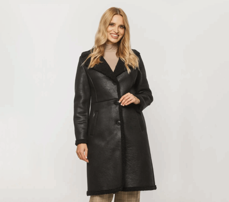 Wizualizacja kobiety w czarnym płaszczu