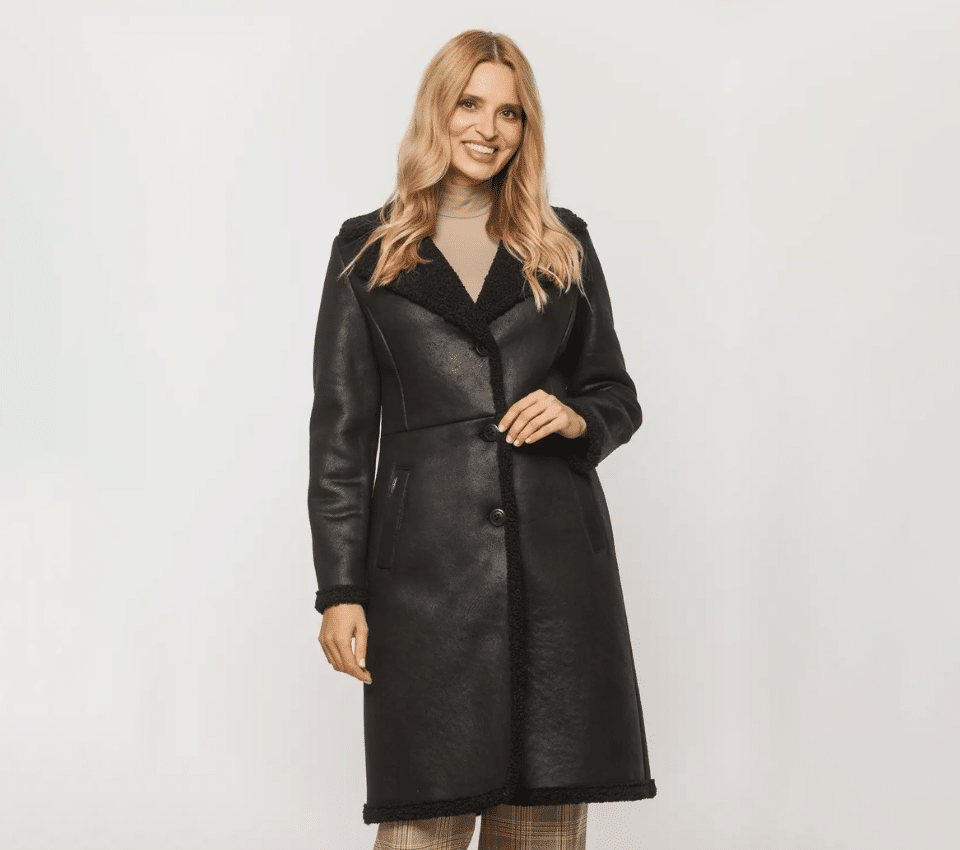 Wizualizacja kobiety w czarnym płaszczu