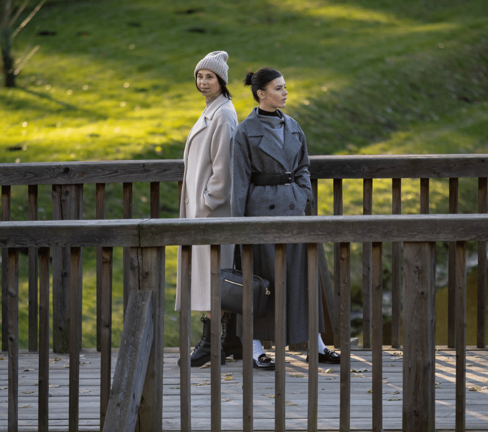 Wizualizacja dwóch kobiet w jesiennych płaszczach