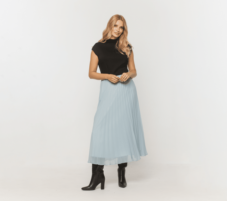 Wizualizacja kobiety w plisowanej spódnicy