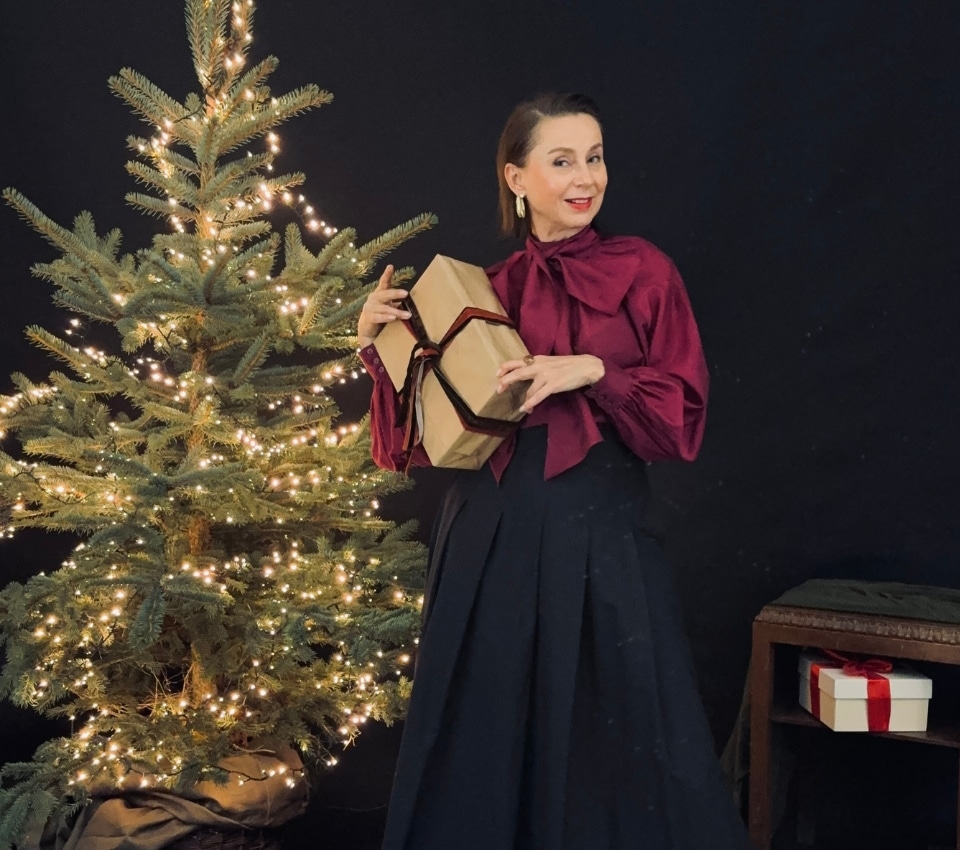 Wizualizacja kobiety z prezentem w czerwonej bluzce i koszuli