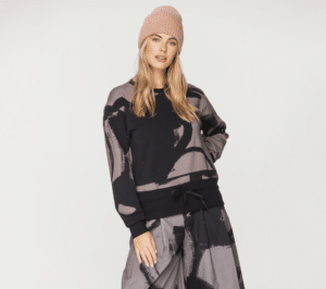 Wizualizacja kobiety w różowej czapce