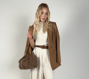 Wizualizacja kobiety w brązowej marynarce