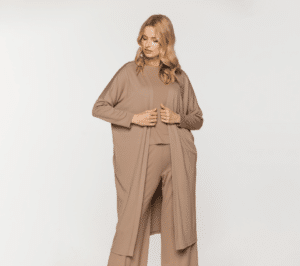 Wizualizacja kobiety w beżowym kardiganie