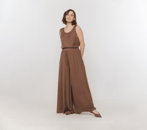 Wizualizacja kobiety w brązowej stylizacji