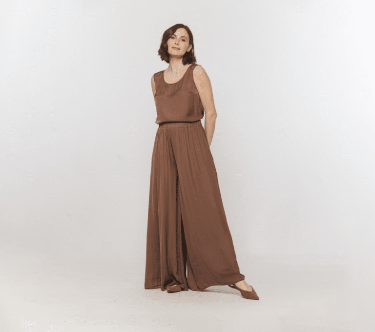 Wizualizacja kobiety w brązowej stylizacji