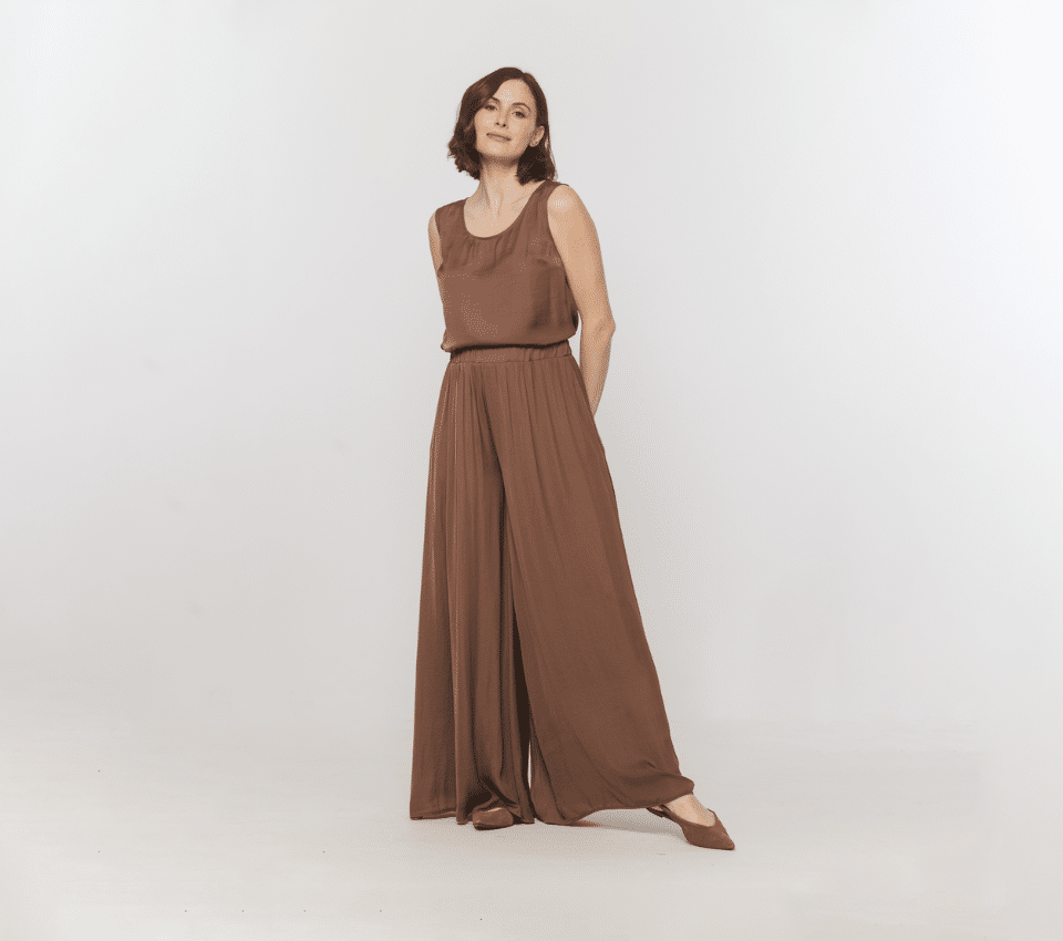 Wizualizacja kobiety w brązowej stylizacji