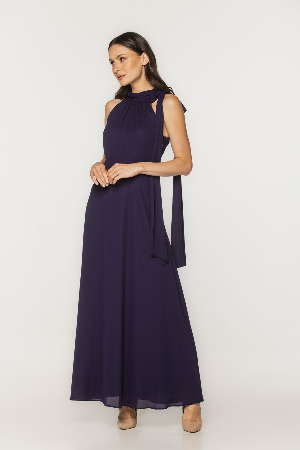 Elegancka wyjściowa sukienka ze stójką w atramentowym kolorze