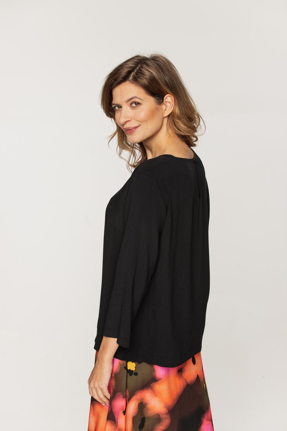 Minimalistyczna czarna bluzka
