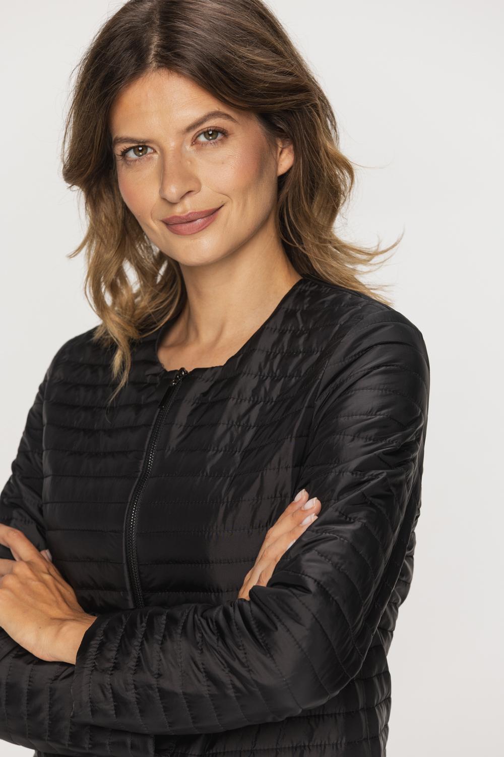 Pikowana czarna kurteczka