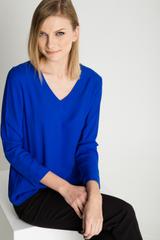 Szafirowa bluzka z dekoltem w literkę V