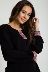 Czarna bluzka z ozdobną taśmą przy dekolcie