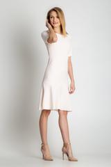 Pudrowa sukienka z szeroką falbaną na dole