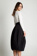 Obszerna spódnica z naszytą kieszenią i wiązaniem w pasie