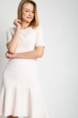 Pudrowa sukienka z szeroką falbaną na dole