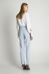 Błękitne spodnie w kant z wąskimi nogawkami