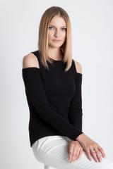 Czarna bluzka z surowym wykończeniem