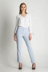 Błękitne spodnie w kant z wąskimi nogawkami