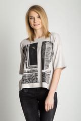 Beżowy t-shirt z nadrukiem i półokrągłym dekoltem