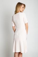 Pudrowa sukienka z szeroką falbaną na dole